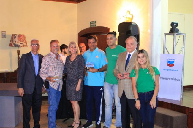 GOLF AVAA 2019 PREMIACION FARZAD JAVAN, KARHIL CANELONES, GUSTAVO ROOSEN, GOLFISTA GANADOR Y BECARIOS