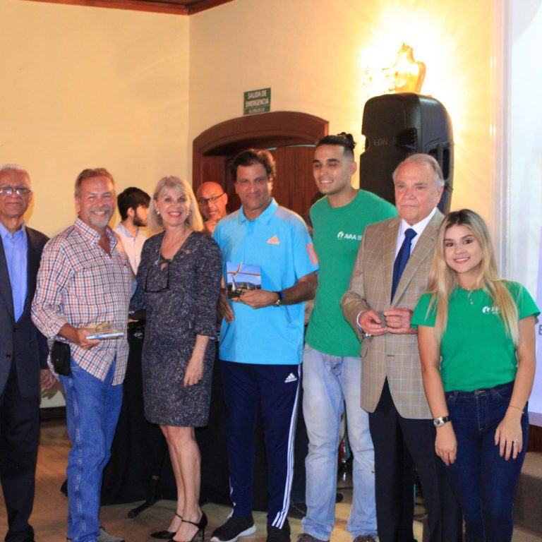 GOLF AVAA 2019 PREMIACION FARZAD JAVAN, KARHIL CANELONES, GUSTAVO ROOSEN, GOLFISTA GANADOR Y BECARIOS